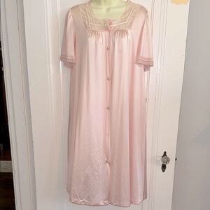 Vintage‎ Vanity Fair Pink Nylon Short Sleeve Robe with Lace Trim at Neck
